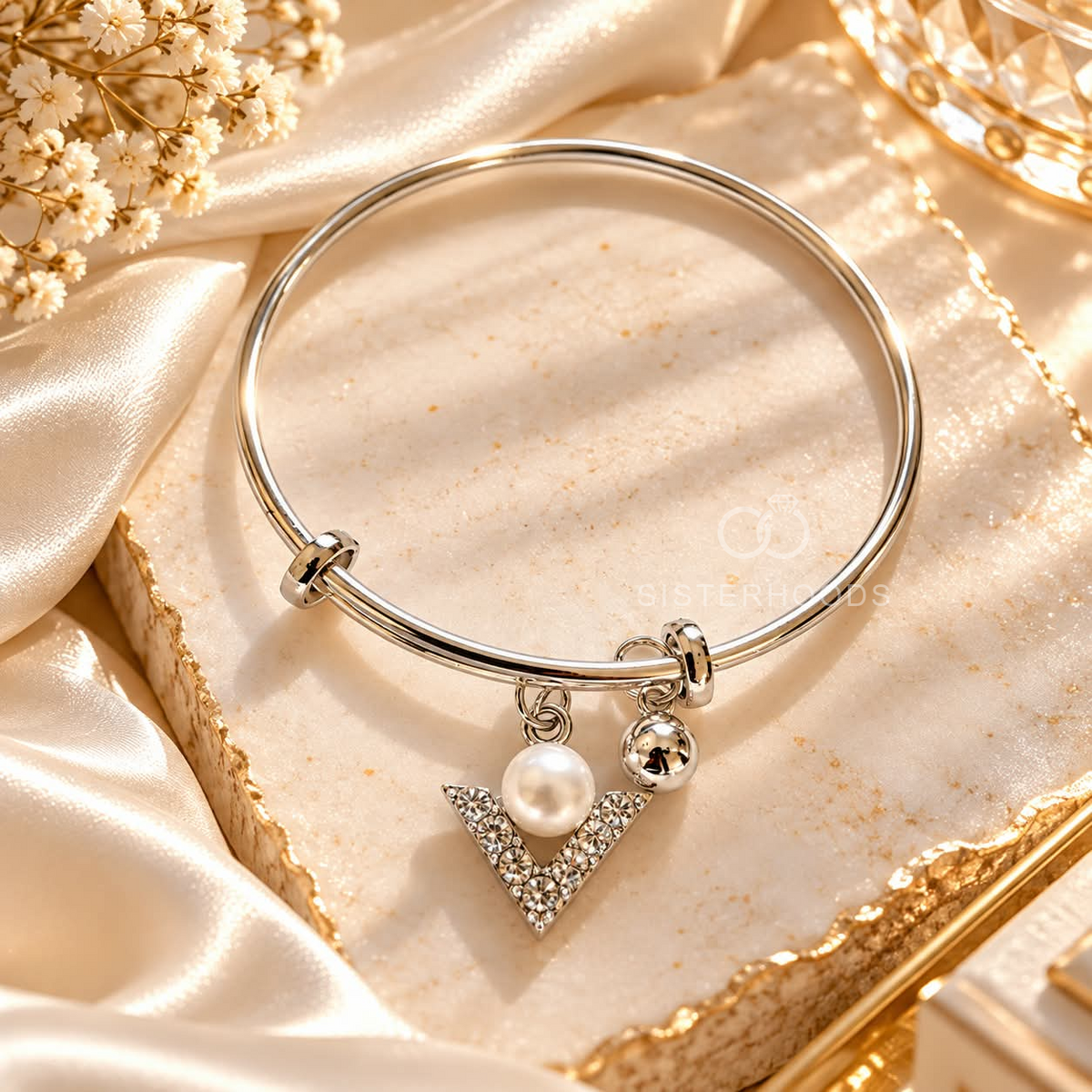 Silver adjustable bracelet with pearl and crystal V charm | SISTERHOODS-SHA256:2fabcd60f5b844c37f57371d5328337449ef167461e0d7aa5338ee1e205b9b05