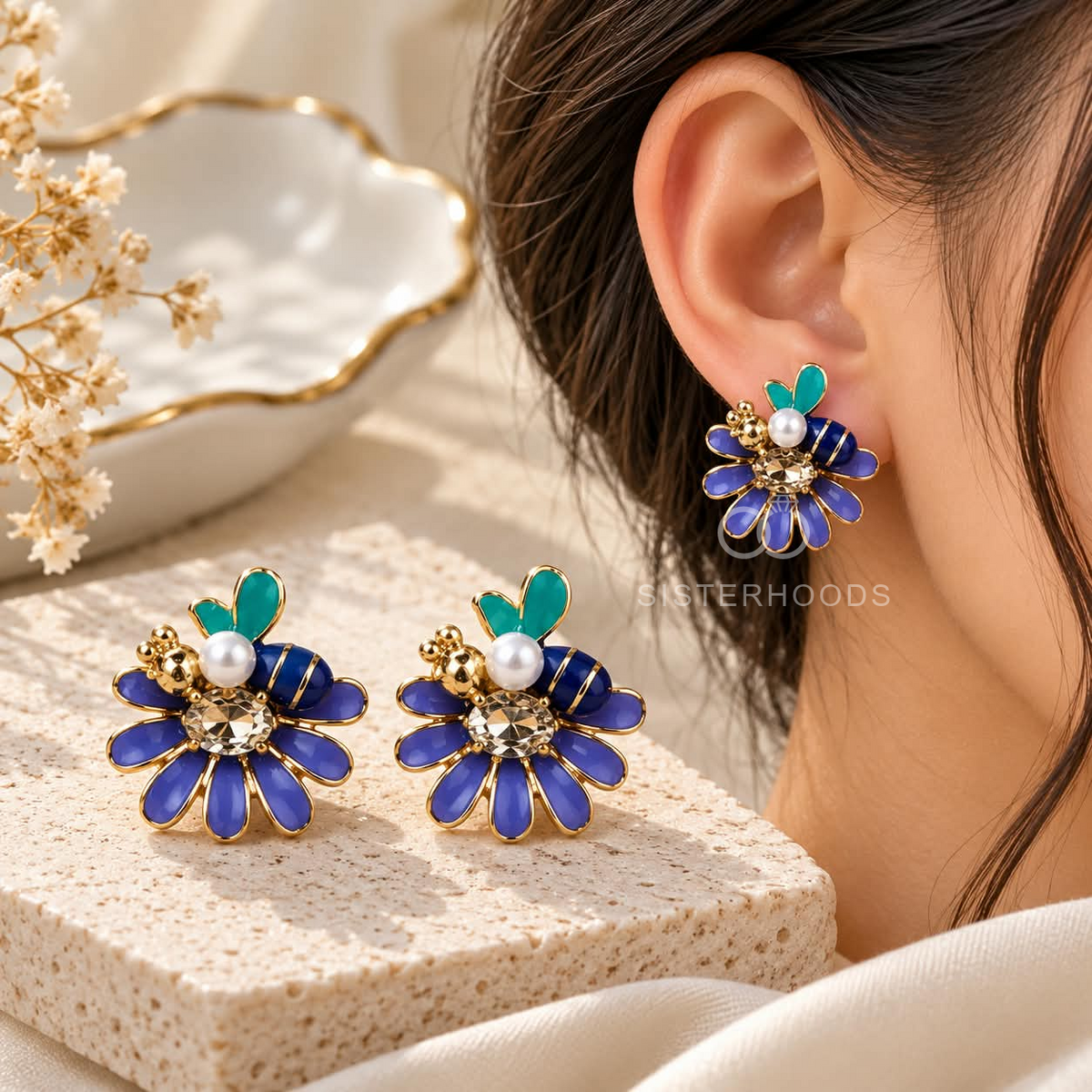 Multicolour floral stud earring with blue petals, pearl-style accent and faceted centre | SISTERHOODS-SHA256:5919ccf4adce1f5933ddd43346c244abf800c409144851f5c8ce51dc03867fe7