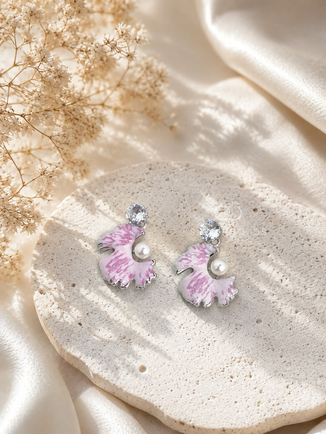 Pink fan-shaped dangle earrings with pearl and faceted accents | SISTERHOODS-SHA256:8055ef207fa604df1a11fa8d9a88a585380eb3d3b875de6be40408a5a46e9152