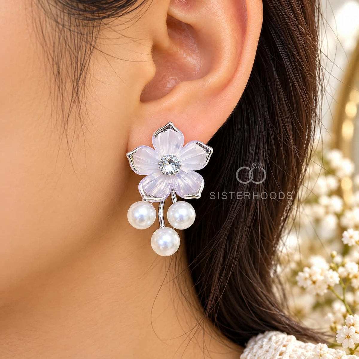 White flower-shaped dangle earring with three pearl drops and a sparkling centre | SISTERHOODS-SHA256:7270d8f0ffc35c7304e09b116f366bccfa6232da1fd90613400fe6176fa756e6