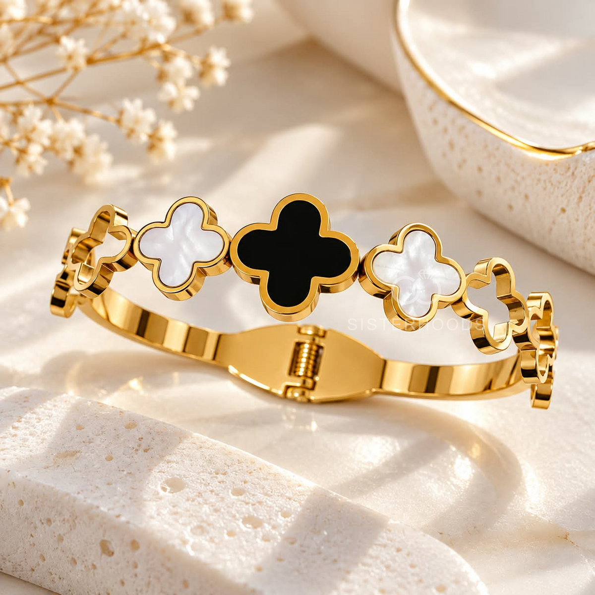 Gold-tone bracelet with alternating black and white clover motifs | SISTERHOODS-SHA256:da088b7ab9d43e04343862e6766858c57ac66da9978cdb543d77d66924649603