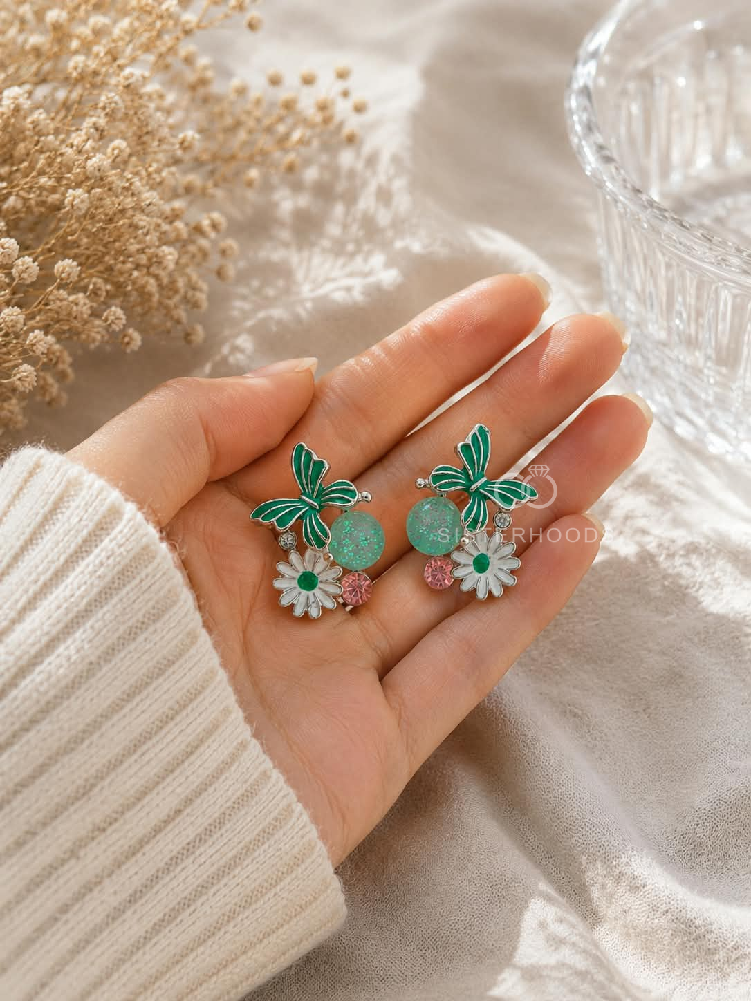Multicolour floral dangle earrings with green butterfly and white daisy details | SISTERHOODS-SHA256:d28ea7fe9fd77764f468c4e5ea199a803c3477be5ab74dd8bd50d86784d7ec8e