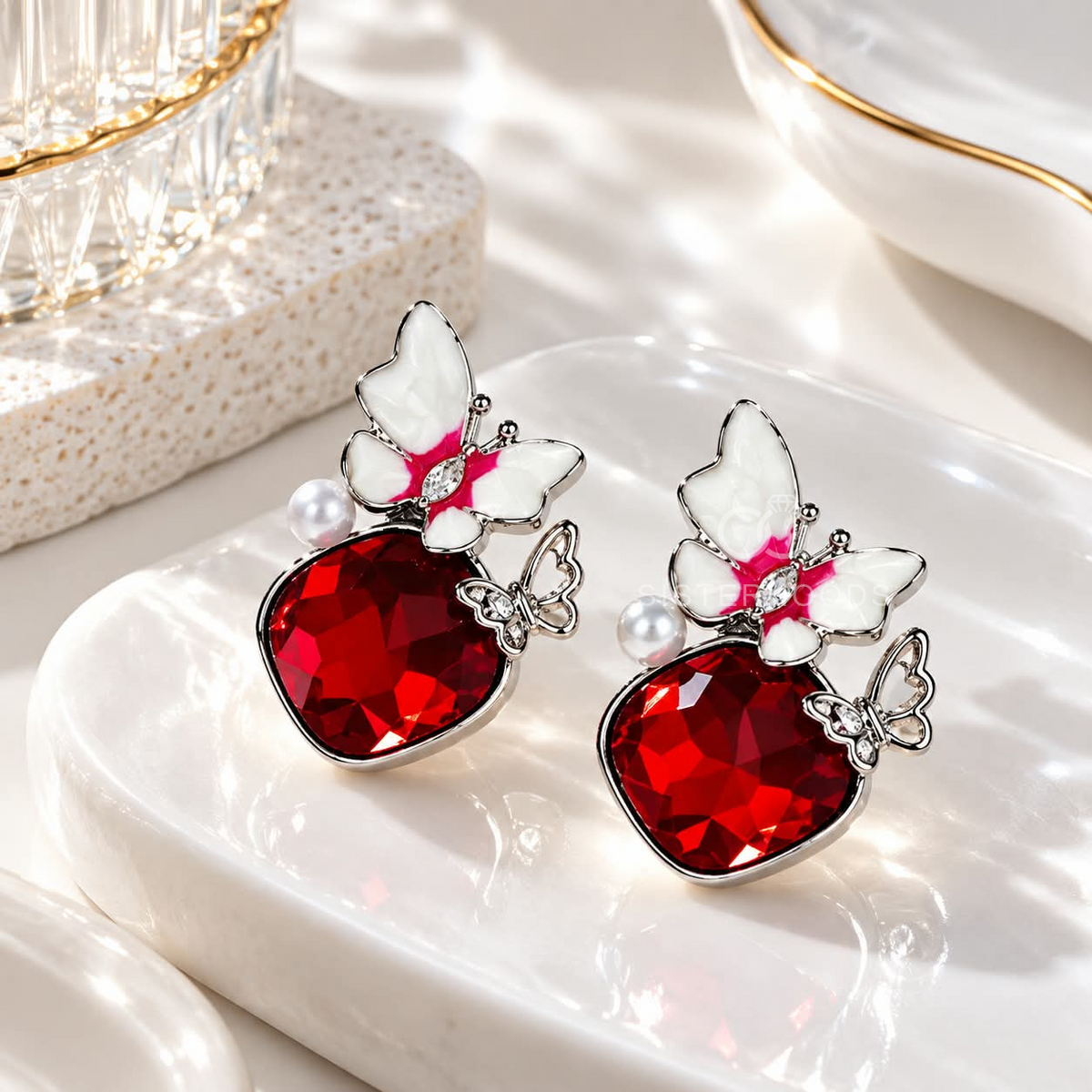 Colourful dangle earring with red faceted accent, white flower, pearl and butterfly charm | SISTERHOODS-SHA256:614a1b10626a7a2533ff678e5a0ca241a14ff2547cb701e8b027a699ba3f7ca7