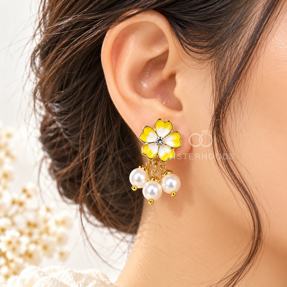 Yellow flower dangle earrings with white pearl drops and golden-coloured accents | SISTERHOODS-SHA256:b70f31811d871209387c3f61f568553c405ec21abaa18cc74b7dc9e5dc3e8ef6
