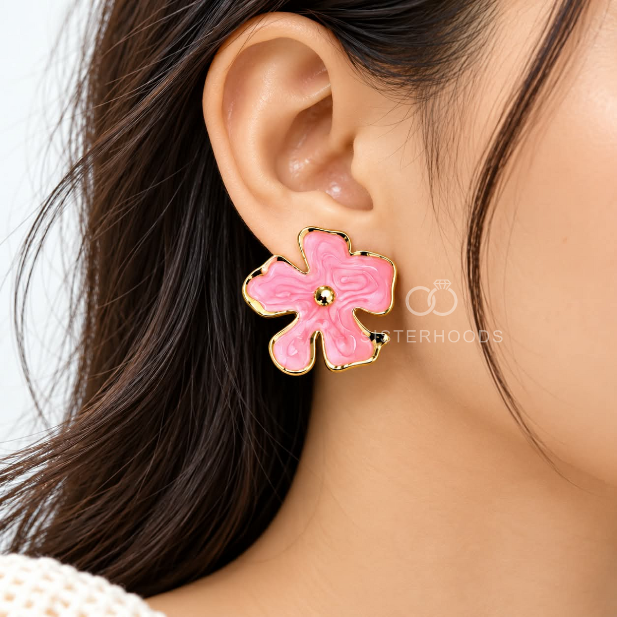 Pink flower stud earrings with gold-tone edging | SISTERHOODS-SHA256:692f44f7c969052cd9bdb52efc5088c1af4a853f8f8ed0a93ae46588268c9fc1