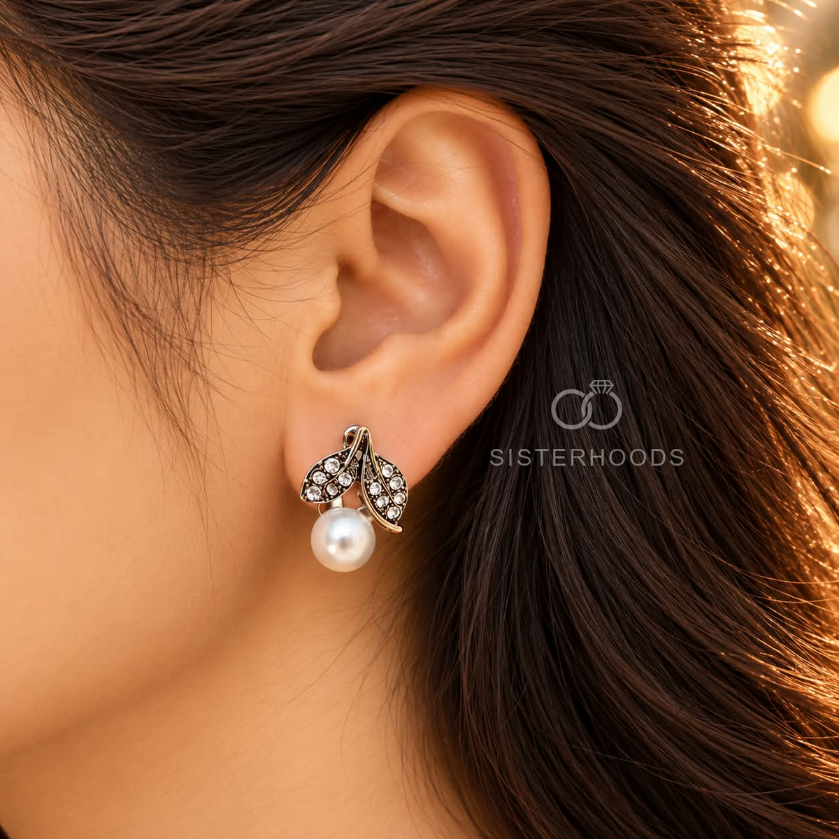 Leaf-shaped crystal stud earrings with white pearl drops | SISTERHOODS-SHA256:2c27cab77139fe784dbb73602d6afa3abce5eb8e2ce1779827f14f7ae594d8fb