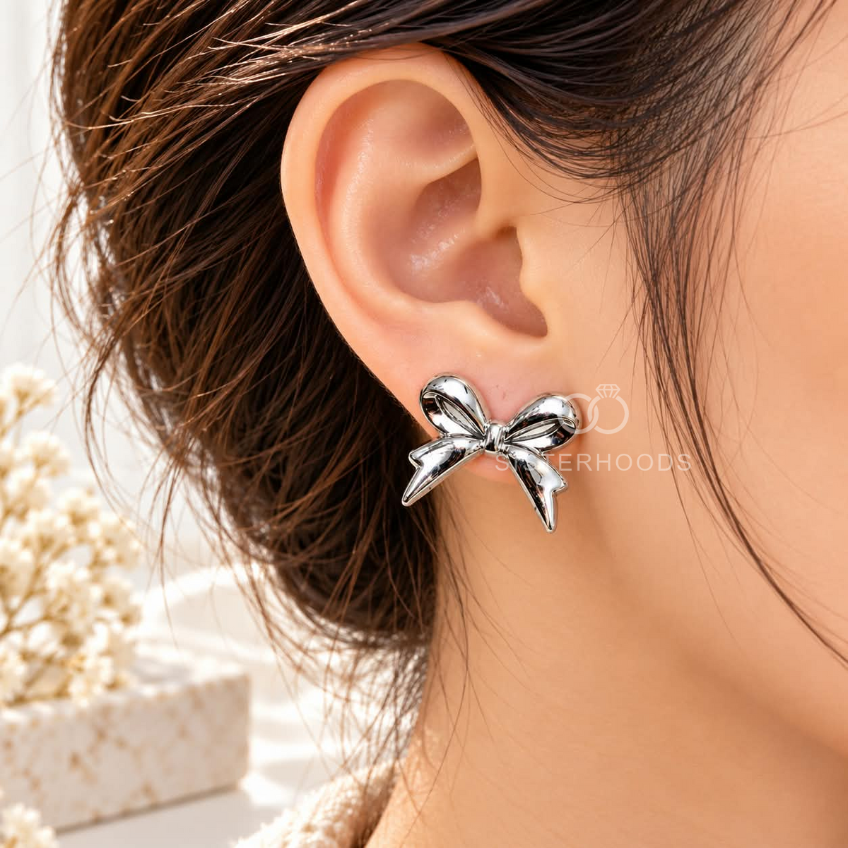 Reflective silver bow-shaped stud earrings | SISTERHOODS-SHA256:7fa387b1fd4bfdac61ac2a560f17c17e03880dbe82610b2202340c817c9bef3a