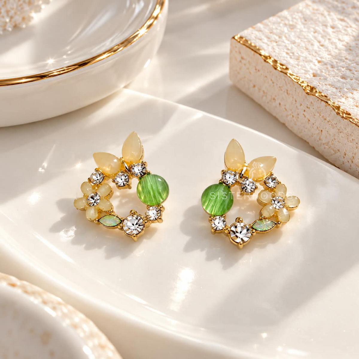 Multicolour floral cluster stud earring with green accent and sparkling details | SISTERHOODS-SHA256:1701a345233016e337ddcc6ad954c6961226511ed7c475104d499430f5e3bca0