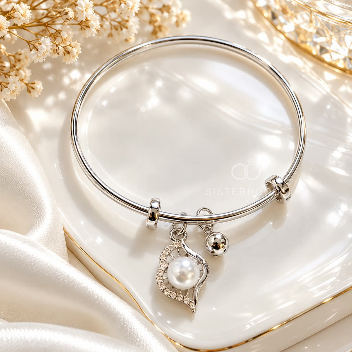 Silver adjustable bracelet with pearl charm, clear accents and bead detail | SISTERHOODS-SHA256:f8f102fb2c10e4dd492ac222c60a6eb2737954eb20ccda72c94181b6283f1c21