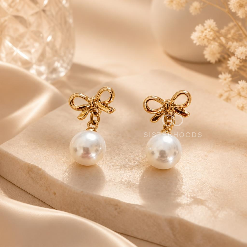 Gold-tone knot stud earring with a white pearl drop | SISTERHOODS-SHA256:ca2a8c041dcc3e04f981123c01ad2b436d62724f0645697d330cef3b946ab1cb