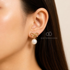 Gold-tone knot stud earring with a white pearl drop | SISTERHOODS-SHA256:b450444c1eba24b3a1f971eeed7f3095740b026146364edc19ad26cdfb126b47
