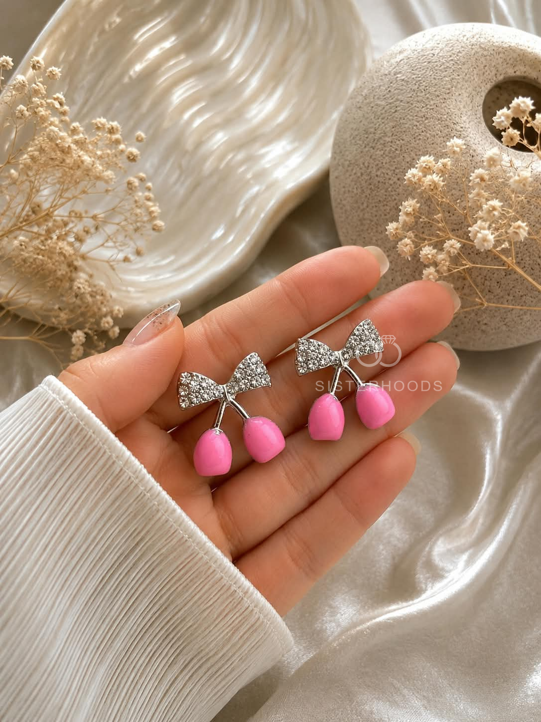 Silver-coloured bow dangle earrings with bright pink drops | SISTERHOODS-SHA256:be9a66a40dd8ffa813c91cd4ffdd881db604db0ef2110820278a248697fe19e6