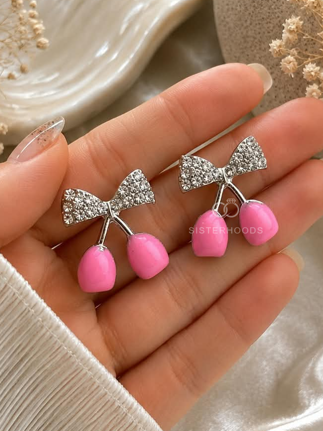 Silver-coloured bow dangle earrings with bright pink drops | SISTERHOODS-SHA256:1faec3b2f56709446a0ae9574078d82e70b1e1eef95e0a07b933c0a2c02dc5a9