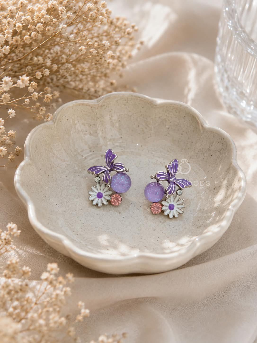 Multicolour butterfly and daisy drop earrings with purple, white and pink details | SISTERHOODS-SHA256:1470abc9311fa73aca67c3dc398e4b1f397b5bc9748f4c0935120c5da17618d9