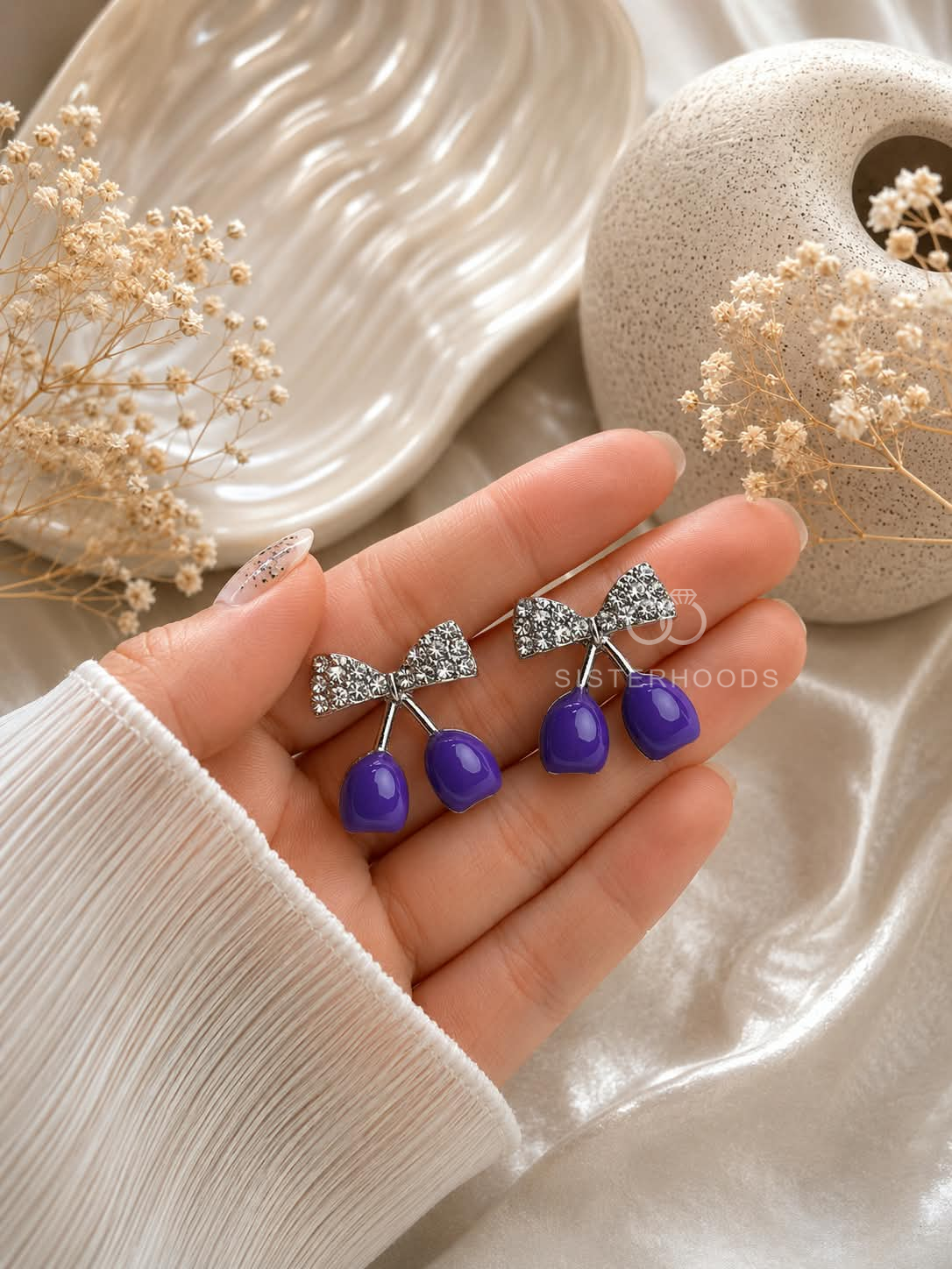 Silver bow earrings with glossy purple cherry-shaped drops | SISTERHOODS-SHA256:758f7c9bf19d0b17258533144b7e7157344da9b3c069d5c6e5568d8b1632f8ed