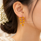 Leaf-shaped stud earrings with amber-toned accents and a rose-gold-toned finish | SISTERHOODS-SHA256:138b66bfbc0703bfc54349ab6ffafe5400f30419611e29cad23a172bab7f8dea