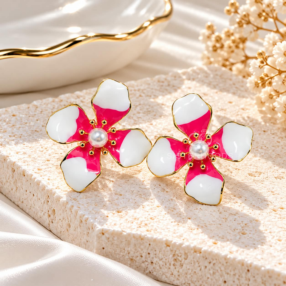 Pink and white flower-shaped stud earring with pearl centre and gold-tone detailing | SISTERHOODS-SHA256:40ce6b071c15abdde377d27e035ecec8f792c865d4db18b595a1c0a1c15a04ac