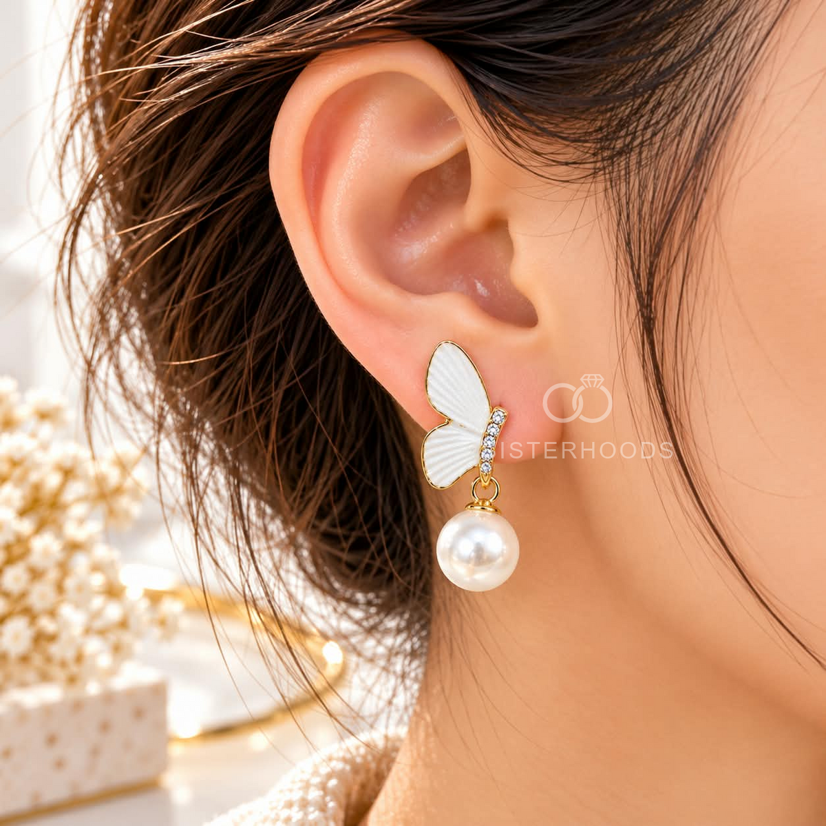 White wing-shaped dangle earring with sparkling accents and a pearl drop | SISTERHOODS-SHA256:8f67333967e8b3b78427343d7c95906b079cc4c5d703b846c2afe5f442604772