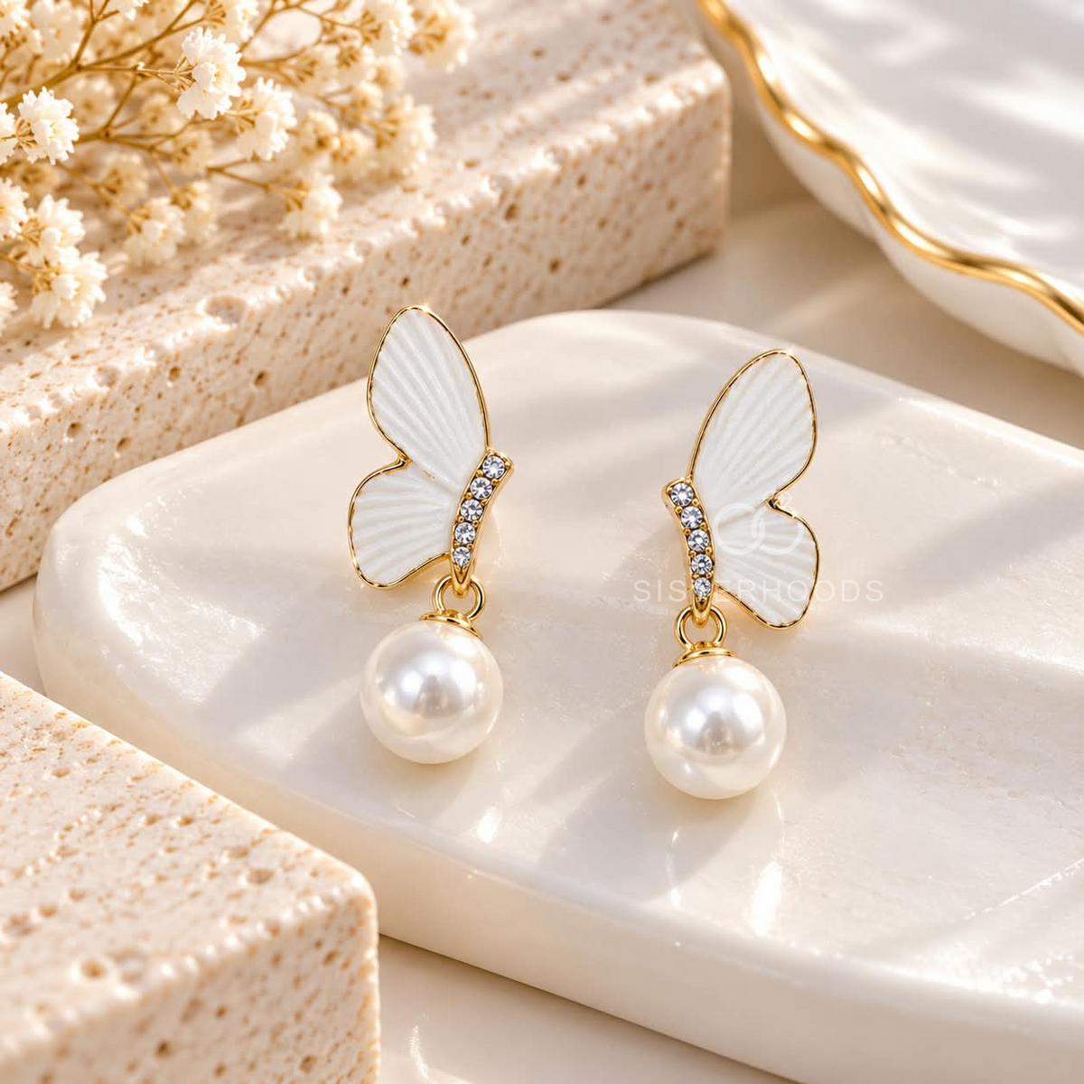 White wing-shaped dangle earring with sparkling accents and a pearl drop | SISTERHOODS-SHA256:b96a238f960fada368d72831888036b74fe1e47c293704aa81a439c9e1e5a2c0